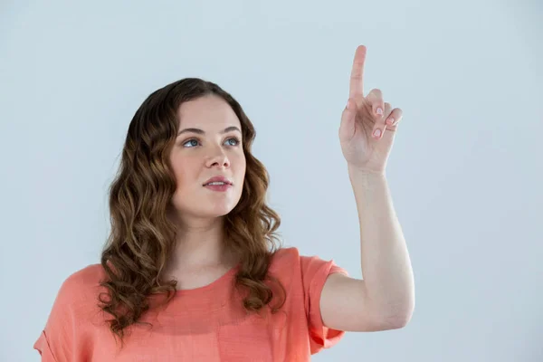 Vrouw voorwenden om een onzichtbare touchscreen — Stockfoto
