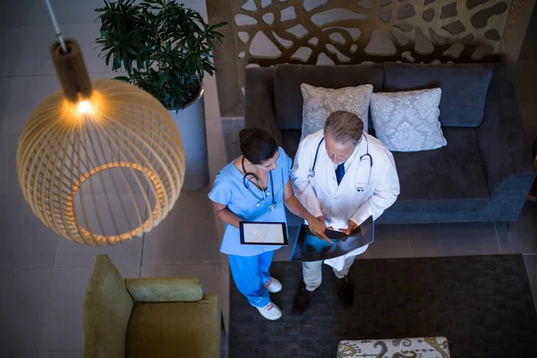 Läkare och sjuksköterska diskutera under röntgen — Stockfoto