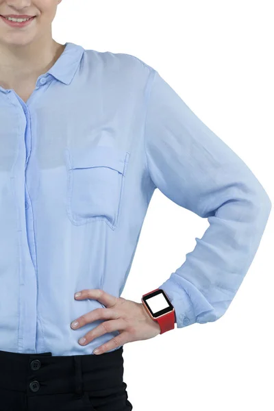 Mujer de negocios usando smartwatch — Foto de Stock