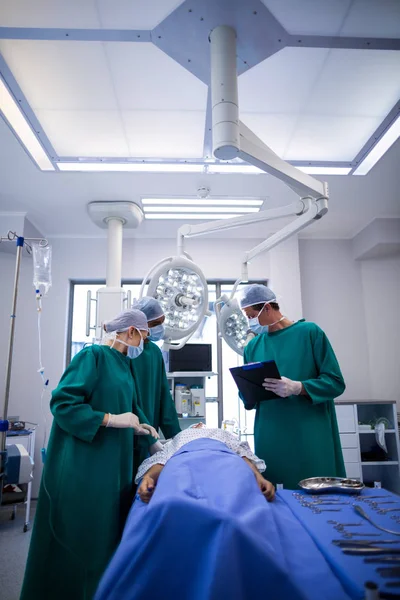 Chirurgen bewerking — Stockfoto