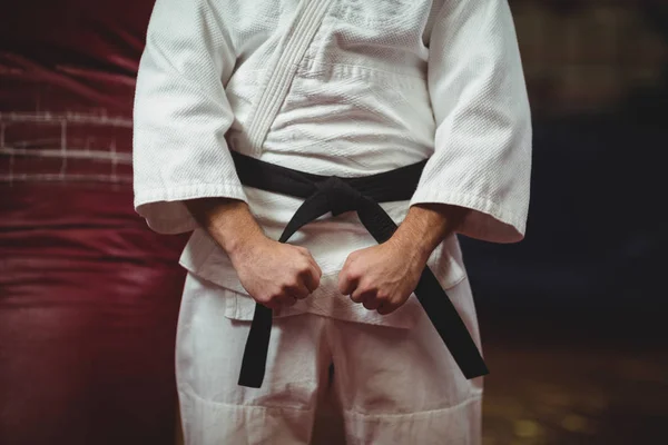 Középső szakasz karate játékos így ököl — Stock Fotó