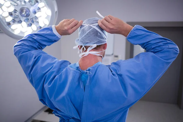 Chirurg gelijkmakende chirurgische masker — Stockfoto