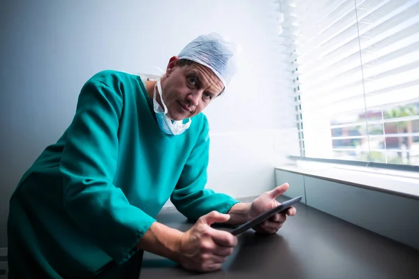 Chirurg mit Tablette am Fenster — Stockfoto