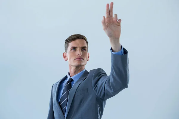 Empresario tocando una pantalla invisible — Foto de Stock