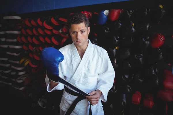 Kick boxer usando luvas — Fotografia de Stock