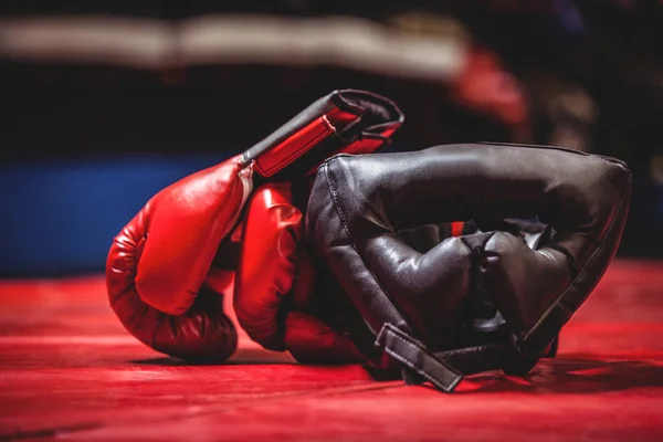 Боксерські рукавички та головний убір — стокове фото