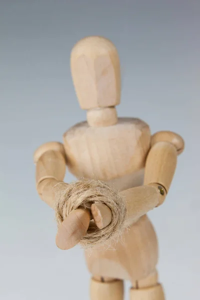 Mani di statuetta in legno legate — Foto Stock
