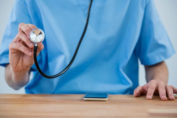 Manliga sjuksköterska innehav stetoskop — Stockfoto