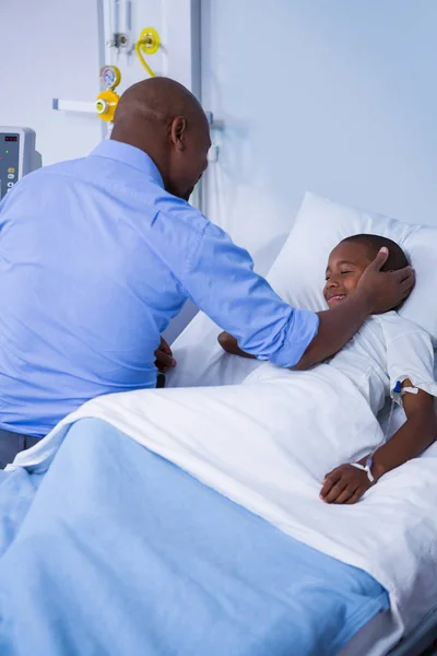 Medico maschile consolante paziente durante la visita — Foto Stock