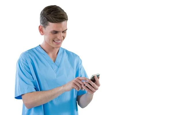 Enfermera sonriente usando teléfono móvil — Foto de Stock