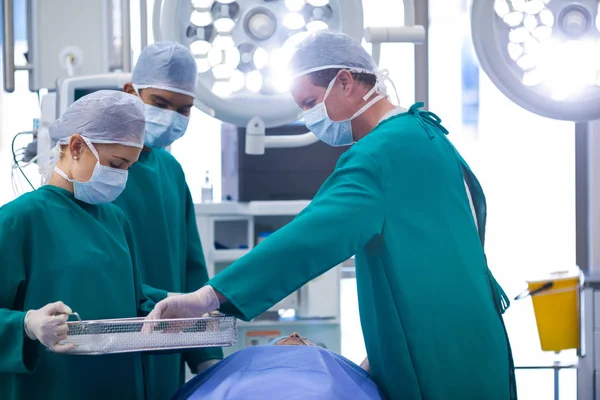 Cirurgiões realizando operação — Fotografia de Stock