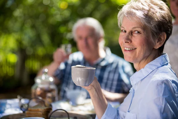 Senioren frühstücken im Garten — Stockfoto