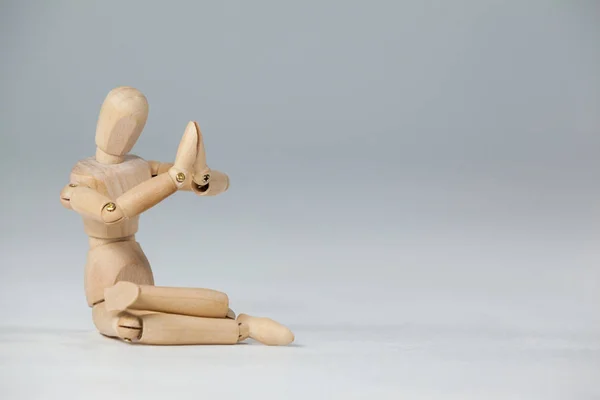 Trä figurin utför yoga — Stockfoto