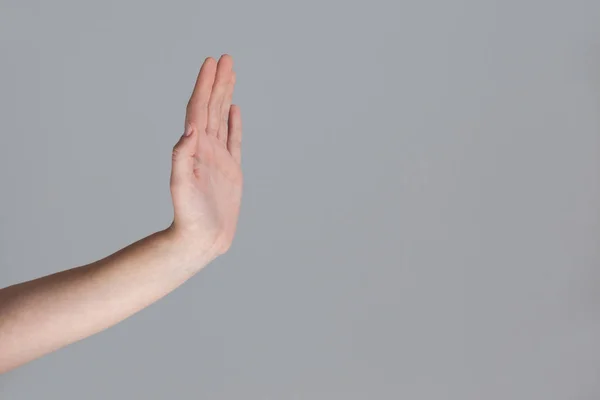 Hand van een vrouw met stopbord — Stockfoto