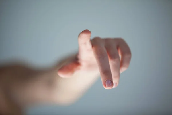 Main d'une femme touchant un écran invisible — Photo