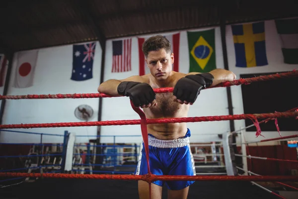 Boxeador cansado apoyado en el anillo de boxeo — Foto de Stock