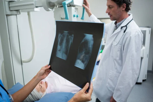 Médico examinando um raio-X — Fotografia de Stock