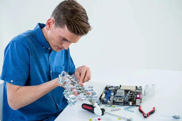 Ingeniero informático reparación de la placa base de la computadora — Foto de Stock