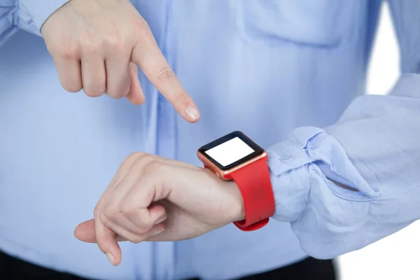 Mulher de negócios usando smartwatch — Fotografia de Stock