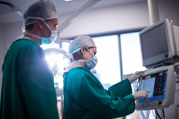 Monitör üzerinde tartışırken cerrahlar — Stok fotoğraf