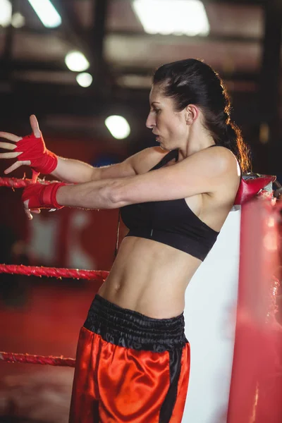 Boxerin trägt roten Riemen am Handgelenk — Stockfoto