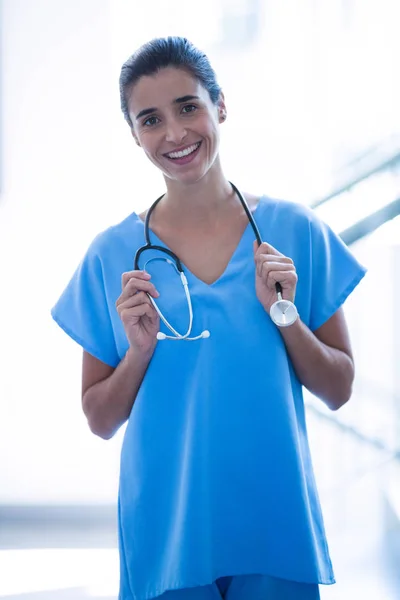 Cirurgiã feminina segurando estetoscópio — Fotografia de Stock