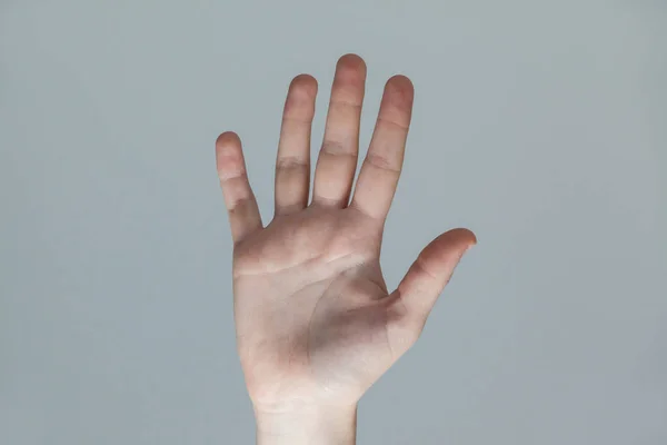 Рука жінки торкається невидимого екрану — стокове фото