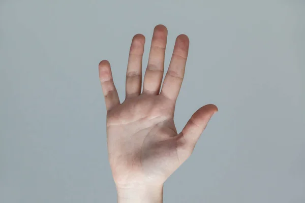 Mano de una mujer tocando una pantalla invisible — Foto de Stock