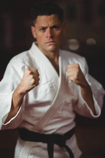 Karate-Spieler, der Karate-Haltung zeigt — Stockfoto