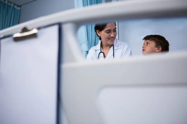 Médecin interagissant avec le patient en salle — Photo