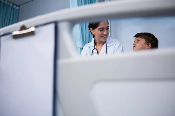 Médico interagindo com paciente na enfermaria — Fotografia de Stock