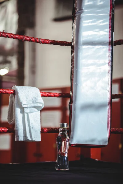 Botella de agua y una toalla en anillo de boxeo — Foto de Stock