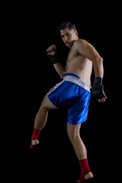 Boxeador realizando postura de boxeo — Foto de Stock