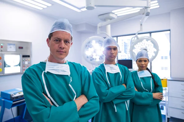 Porträtt av kirurger team i drift teater — Stockfoto