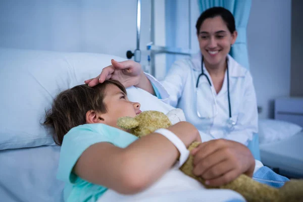 Médico paciente consolador durante la visita en la sala — Foto de Stock