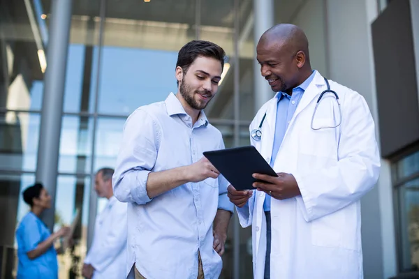 Médico y paciente discutiendo — Foto de Stock