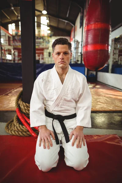 Karate jugador sentado en seiza posición — Foto de Stock