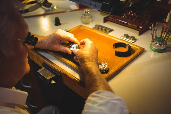 Horologista reparar um relógio — Fotografia de Stock