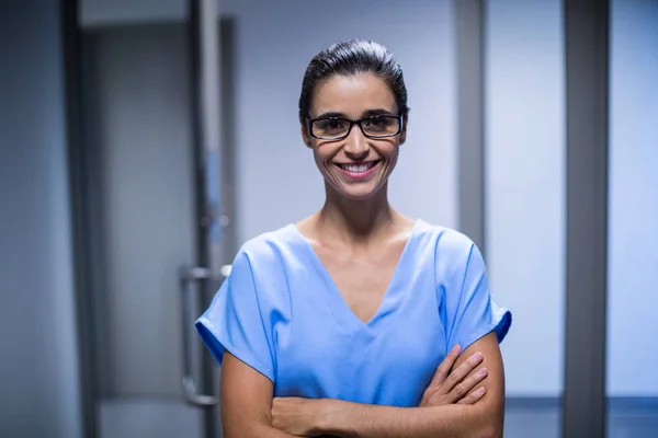 Kvinnliga kirurgen står med armarna korsade — Stockfoto