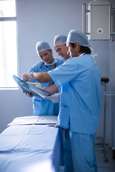 Surgeons discussing over x-ray — Stock Photo, Image