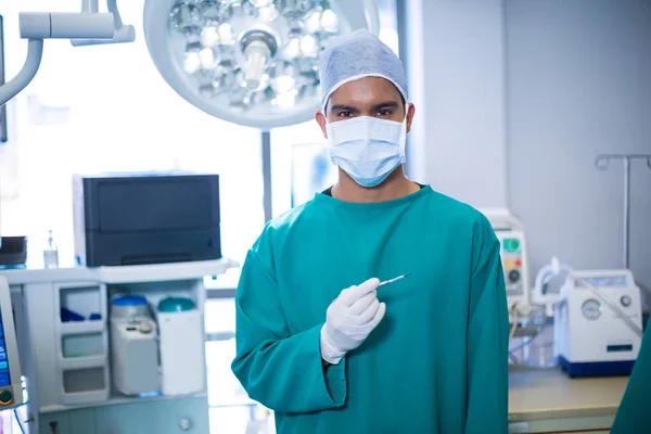 Sebészeti eszköz állandó férfi sebész — Stock Fotó