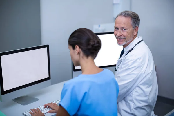 Médico e enfermeiro trabalhando no computador — Fotografia de Stock