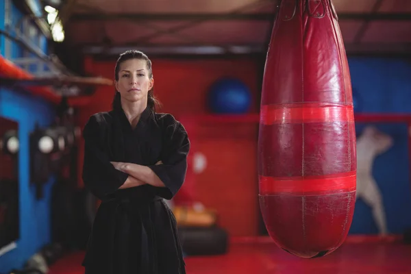 Vrouwelijke karate speler permanent met gekruiste armen — Stockfoto