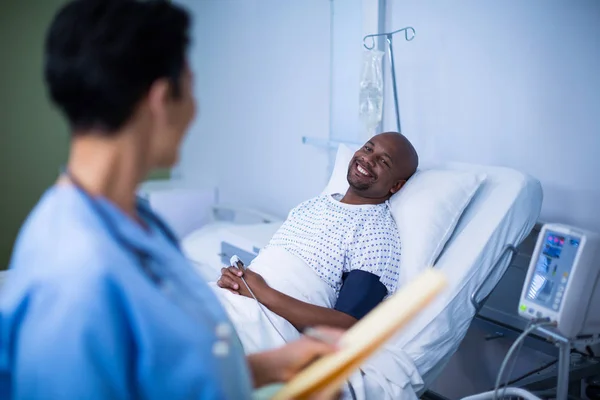 Infirmière en interaction avec le patient en salle — Photo