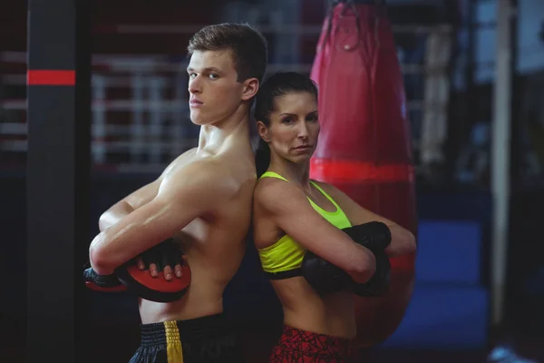 Female and male boxer standing back to back — Stock Photo, Image