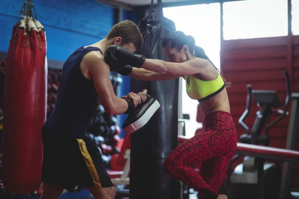 Boxer che utilizzano guanti focus durante l'allenamento — Foto Stock