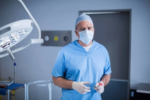 Chirurg houden van chirurgische instrument in werking kamer — Stockfoto