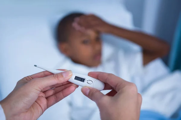 Mână de verificare a febrei pacientului în timpul vizitei — Fotografie, imagine de stoc