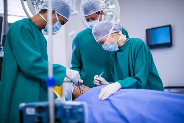 Cirurgiões realizando operação — Fotografia de Stock