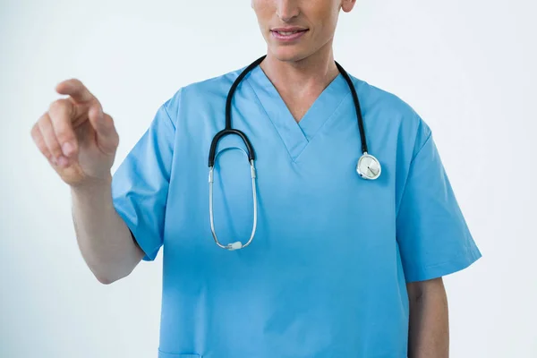 Egy láthatatlan képernyő megérintésével férfi ápoló — Stock Fotó